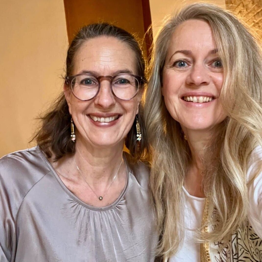 zwei Frauen strahlen in die Kamera