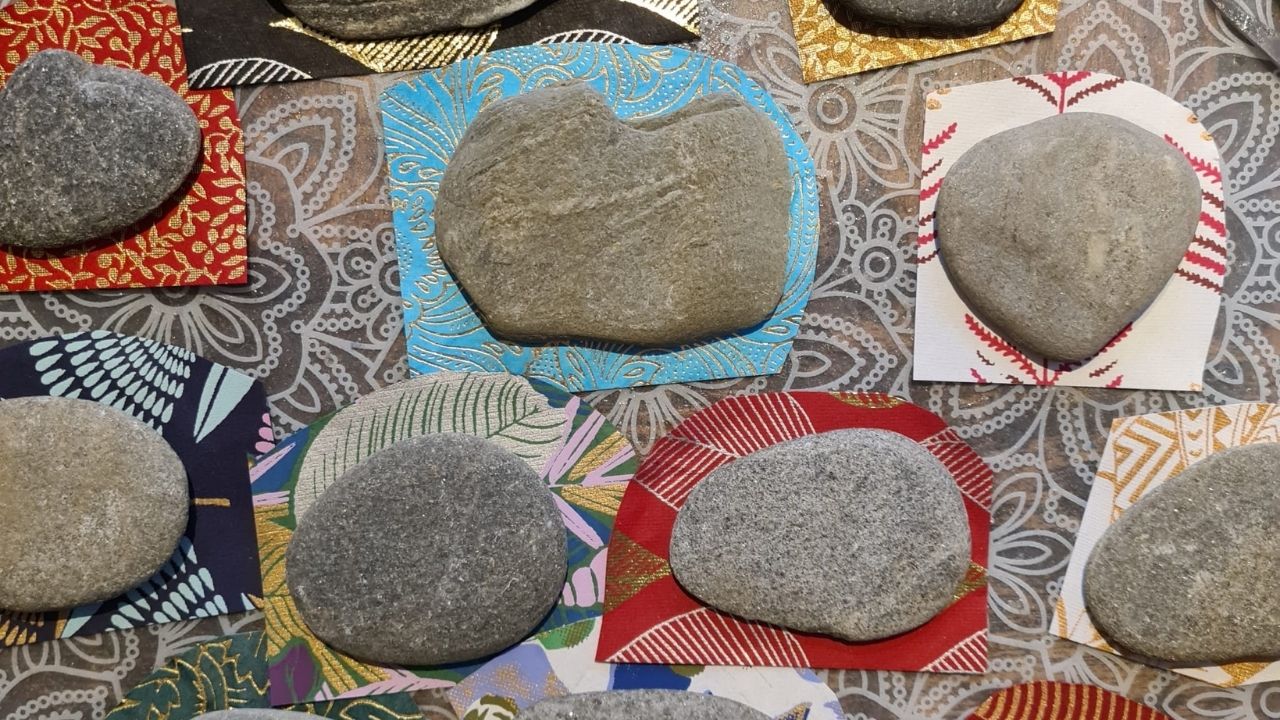 Steine liegen auf Papier