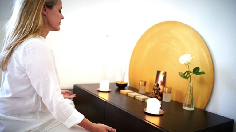 Frau meditiert vor golden dot