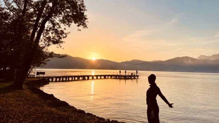 Sonnenaufgang am Attersee, Frau die sich streckt