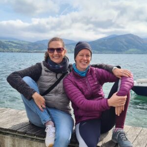 zwei frauen sitzen am attersee