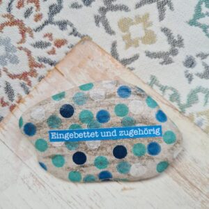 Stein "Eingebettet und zugehörig"