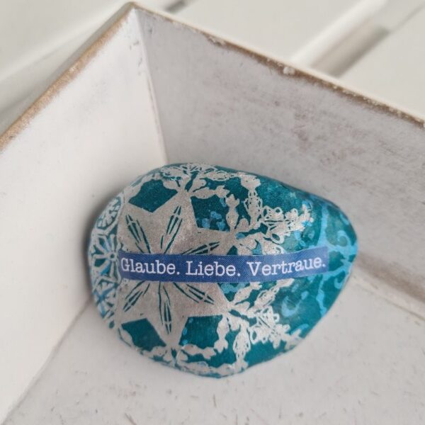 Stein "Glaube. Liebe. Vertraue."