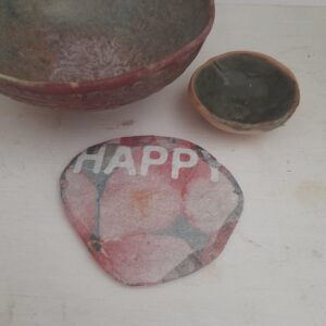 Stein mit Aufschrift happy