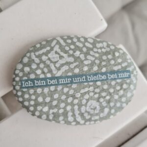 Stein mit Aufschrift Ich bin bei mir