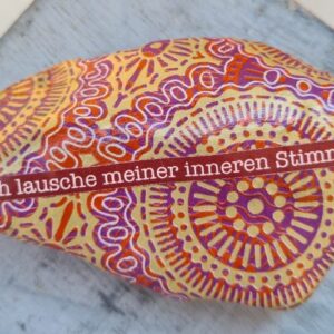 rotgoldener stein mit dem text ich lausche meiner inneren stimme