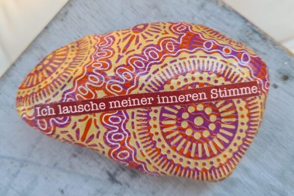 rotgoldener stein mit dem text ich lausche meiner inneren stimme