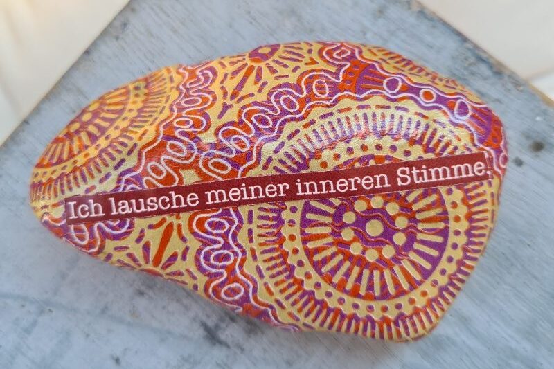 rotgoldener stein mit dem text ich lausche meiner inneren stimme