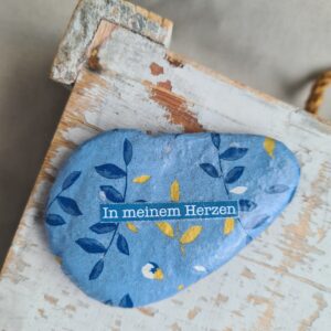 Trauerstein in blau mit den Worten in meinem Herzen