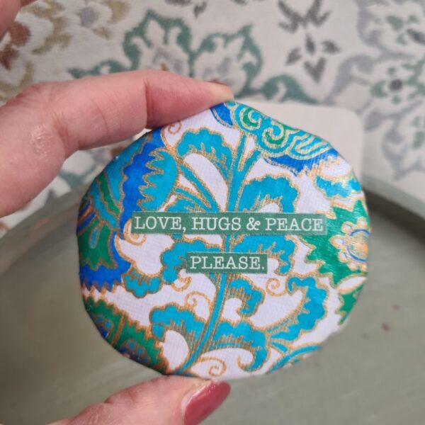 Stein "Love, Hugs & Peace. Please." – Bild 2