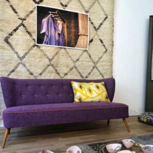 lila sofa und wandteppich