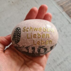 Stein "Schweben, lieben, leben"