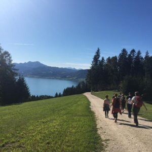 Wandergruppe am Attersee