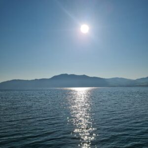 glitzernde sonne auf dem attersee
