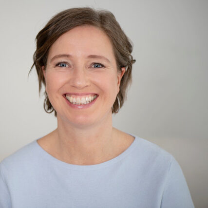 Frau Juliana lächelt in die Kameria