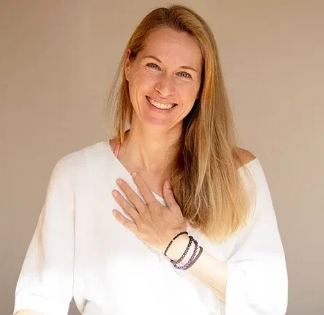 Nadine Petzel mit Hand auf dem Herz