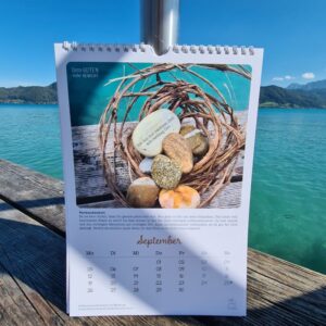 wandkalender mit attersee-steinen am bild