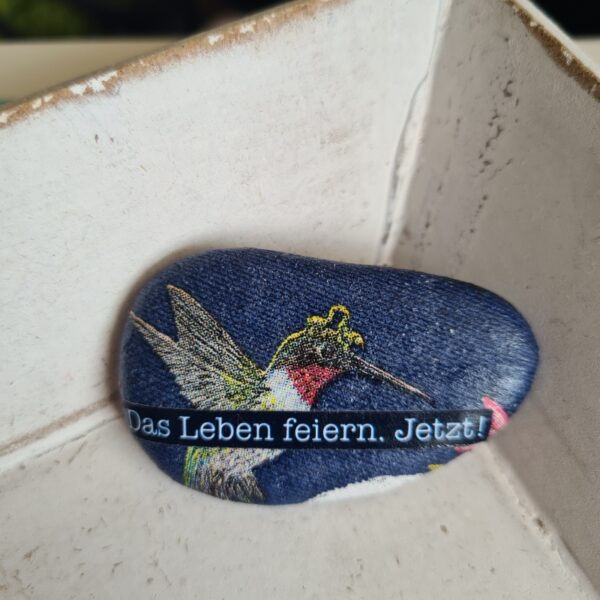 blauer stein feiern mit kolibri