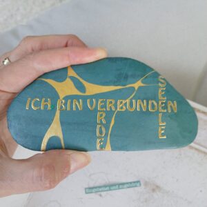ich bin verbunden auf einem stein