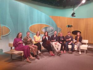 Menschen halten Steine in der Hand bei Barbara Karlich