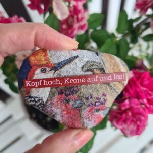 vogelstein mit dem text kopf hoch krone auf