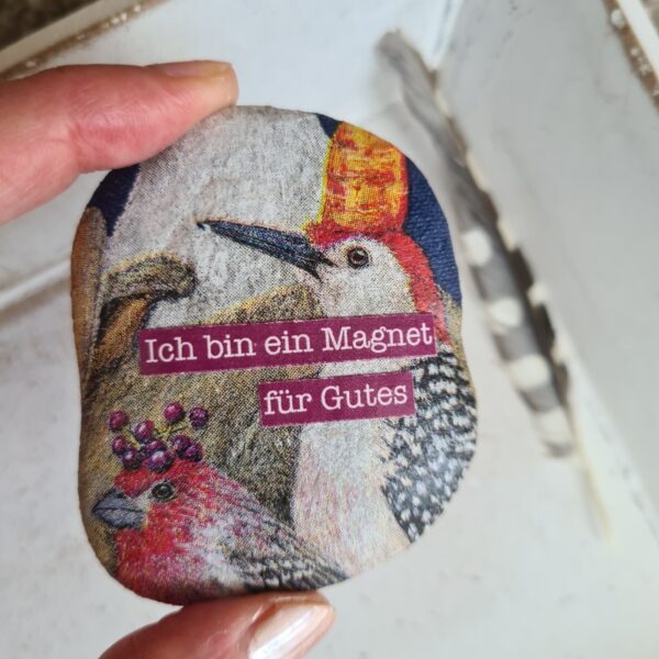 vogel stein als magnet für gutes