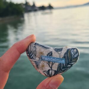 herzstein vor dem attersee wandelmut