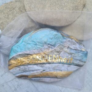 stein mit aufschrift besonnenheit