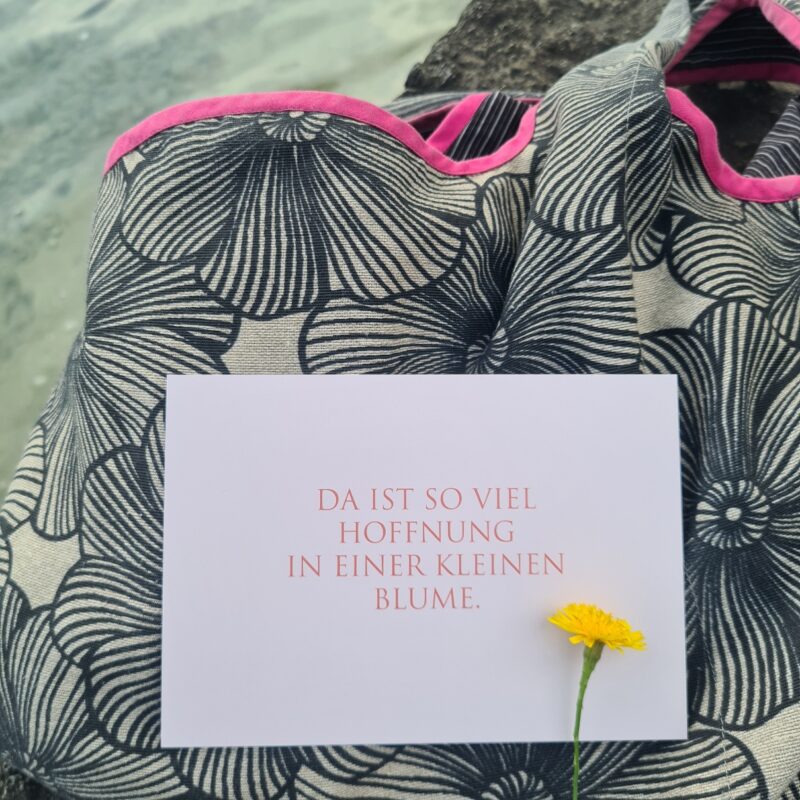 karte mit einer blume in gelb