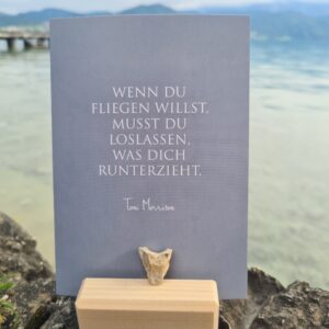 karte in holzständer am see