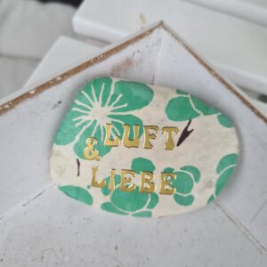 Stein mit worten luft & liebe