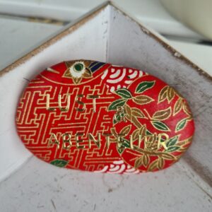 roter stein mit den Worten Lust und Abenteuer