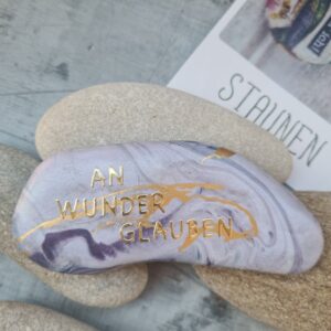 Wunder-Stein mit Goldbuchstaben