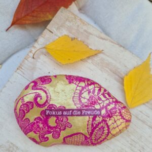 Goldpinker Stein mit Aufschrift Fokus auf die Freude