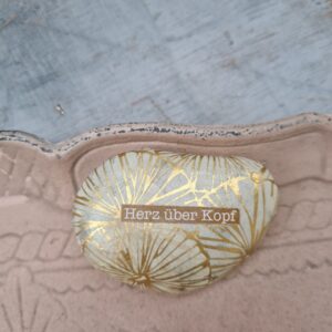 Stein vom Herzen auf einem Stein