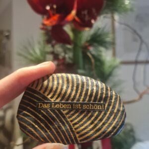 schwarz goldener Stein das leben ist schön