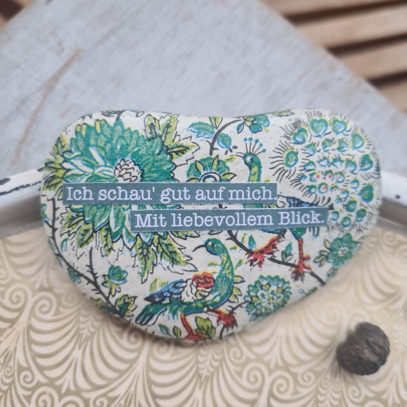 stein mit pfauenmuster