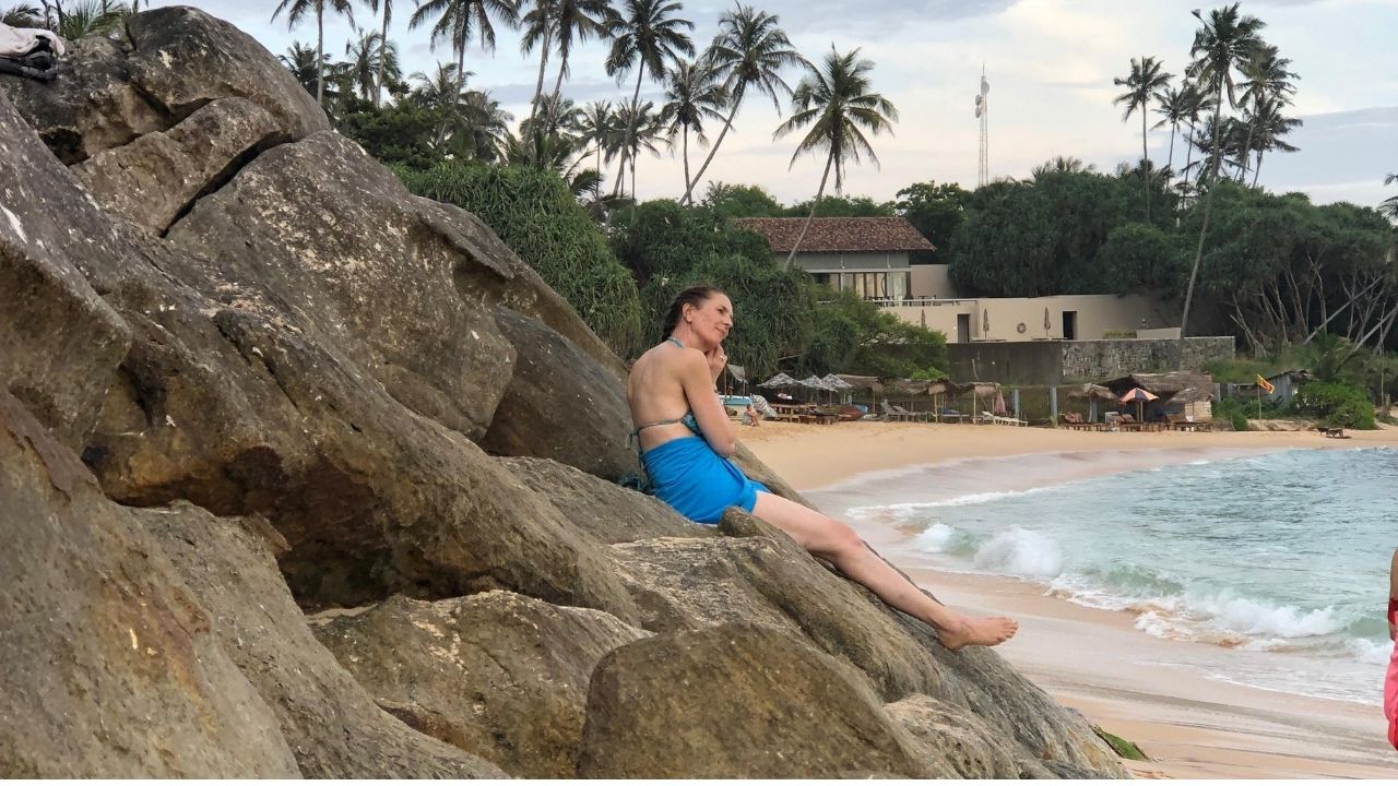Ines Hofbaur auf einem Felsen in Sri Lanka