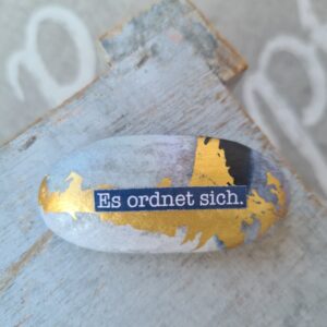 Es ordnet sich auf Stein