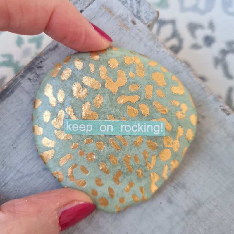 keep on rocking auf einem stein