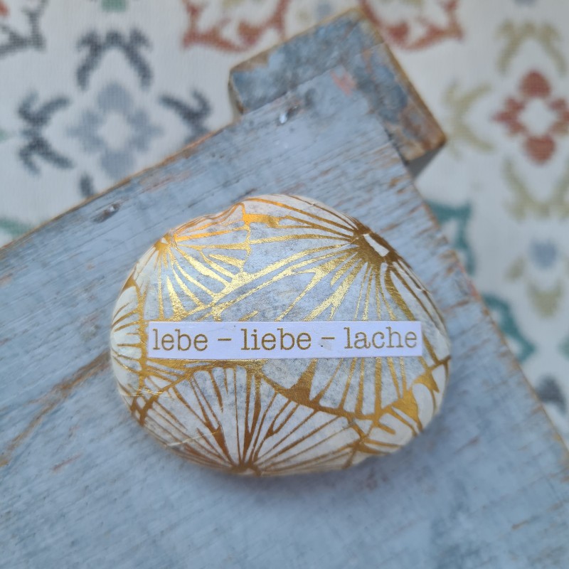 lebe liebe lache auf stein