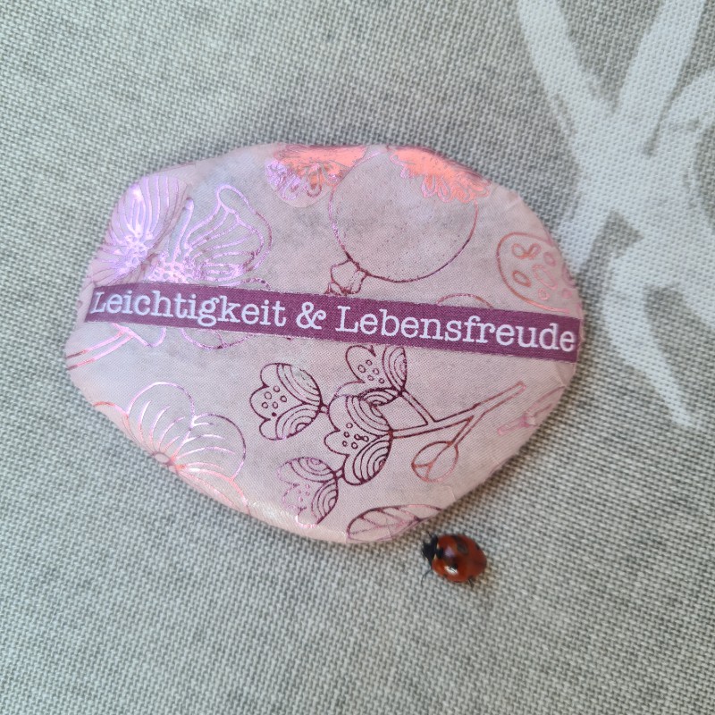 leichtigkeit und lebensfreude auf einem stein